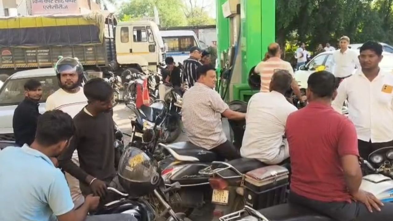 अफवाह या संकट? रायबरेली में ईंधन के लिए घंटों लाइन में खड़े लोग; पंपों पर लगी लंबी कतारें
