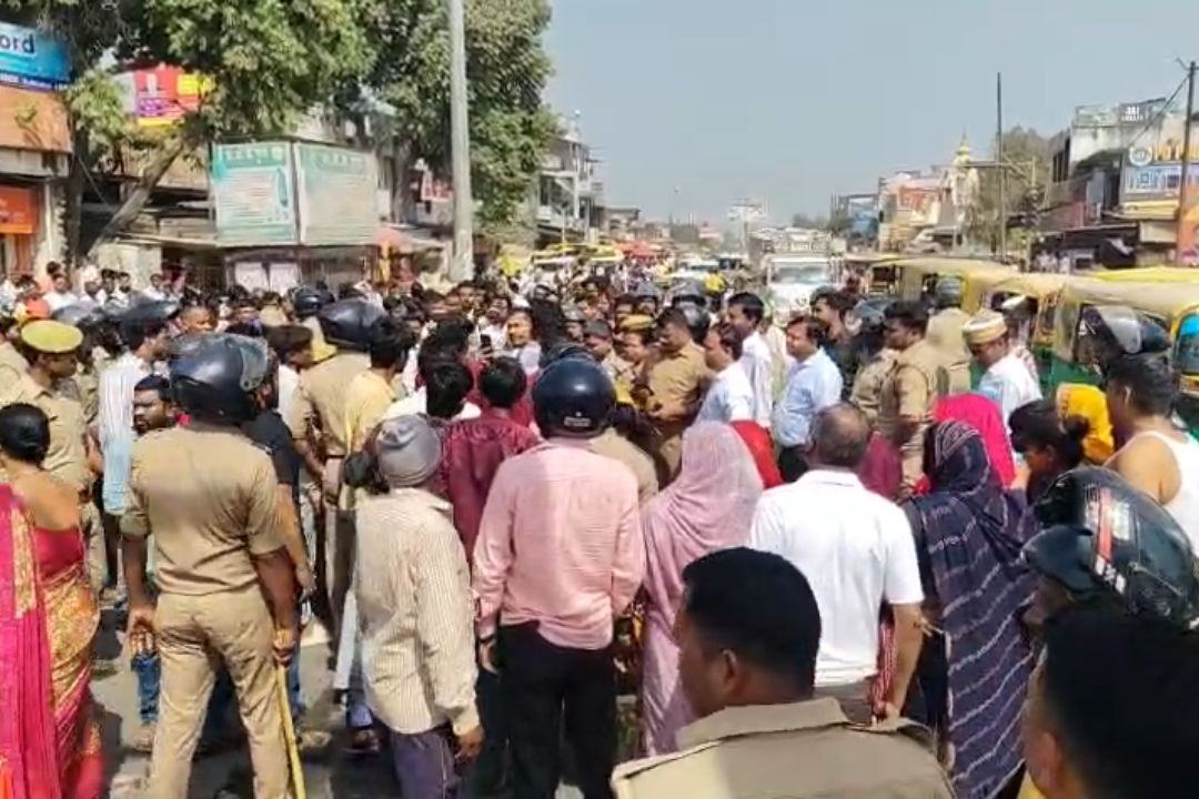 गोरखपुर में खौफनाक वारदात: पूर्व पार्षद को घेरकर… गुस्साई भीड़ ने किया रोड जाम