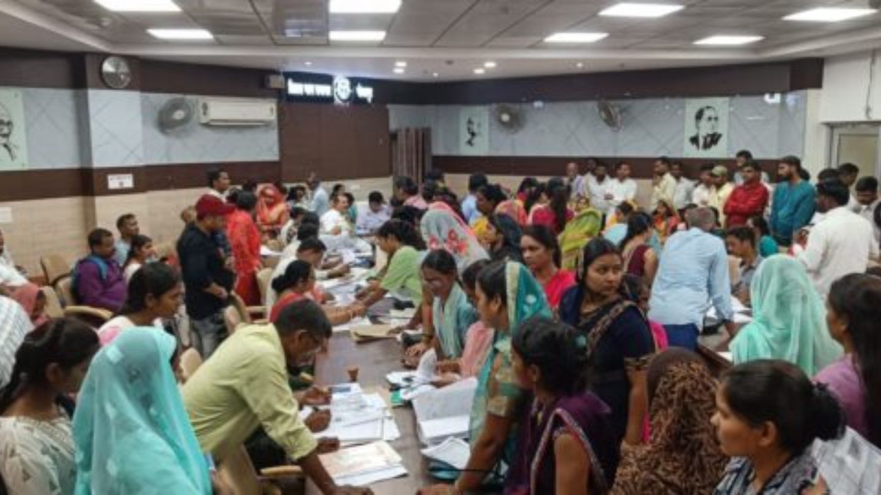 Gorakhpur News: आंगनबाड़ी सहायिका बनने की दौड़ तेज, विकास भवन में उमड़ी अभ्यर्थियों की भीड़