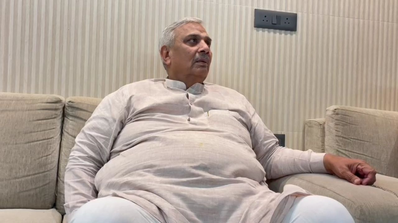 UP SI परीक्षा का सवाल बना सियासी मुद्दा, सपा ने उठाए ये सवाल