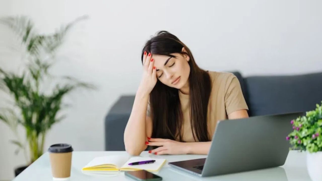 शरीर में विटामिन D और B12 की कमी होने पर लगातार थकान बनी रह सकती है। विटामिन D की कमी से मांसपेशियों में दर्द और कमजोरी होती है, जबकि B12 की कमी ऑक्सीजन सप्लाई को प्रभावित करती है। इससे शरीर सुस्त रहता है और बिना मेहनत के भी थकावट महसूस होती है। (फोटो सोर्स- इंटरनेट)