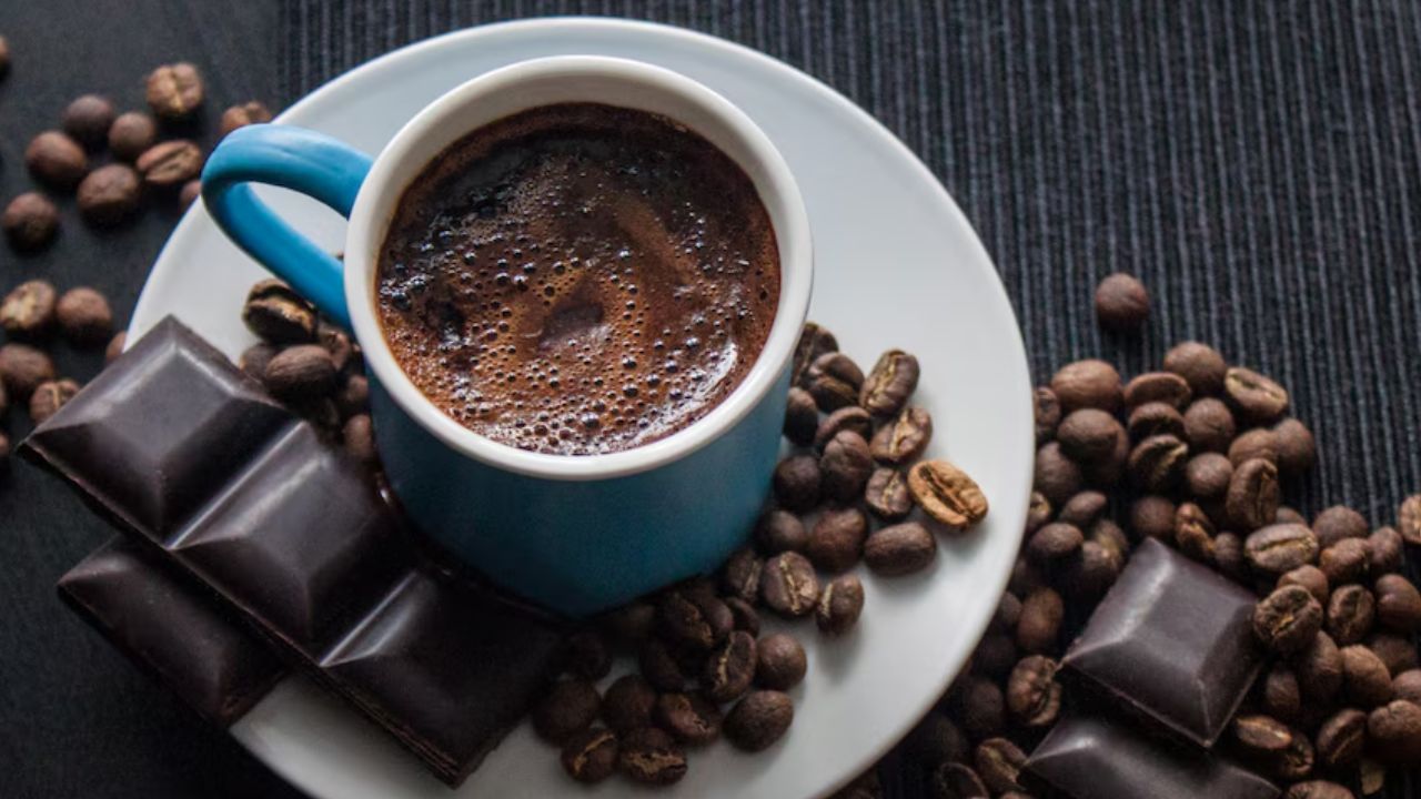 सोने से पहले चाय, कॉफी, चॉकलेट या मीठी चीजें खाने से शरीर का नर्वस सिस्टम एक्टिव हो जाता है। इससे शरीर रिलैक्स नहीं हो पाता और नींद की गुणवत्ता खराब होती है। इसका असर अगले दिन दिखता है, जब व्यक्ति थका हुआ और बिना एनर्जी के महसूस करता है। (फोटो सोर्स- इंटरनेट)