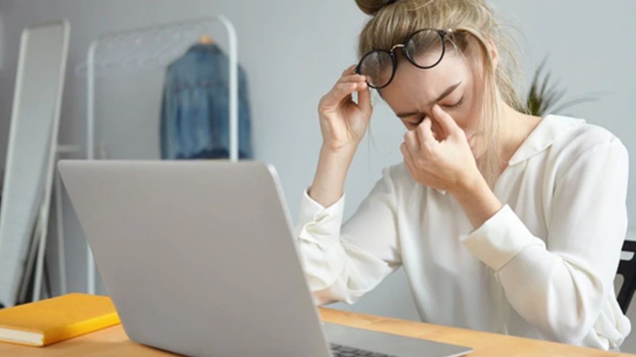 पूरी नींद के बावजूद दिनभर थकान महसूस होती है? जानिए शरीर की एनर्जी घटने की असली वजह