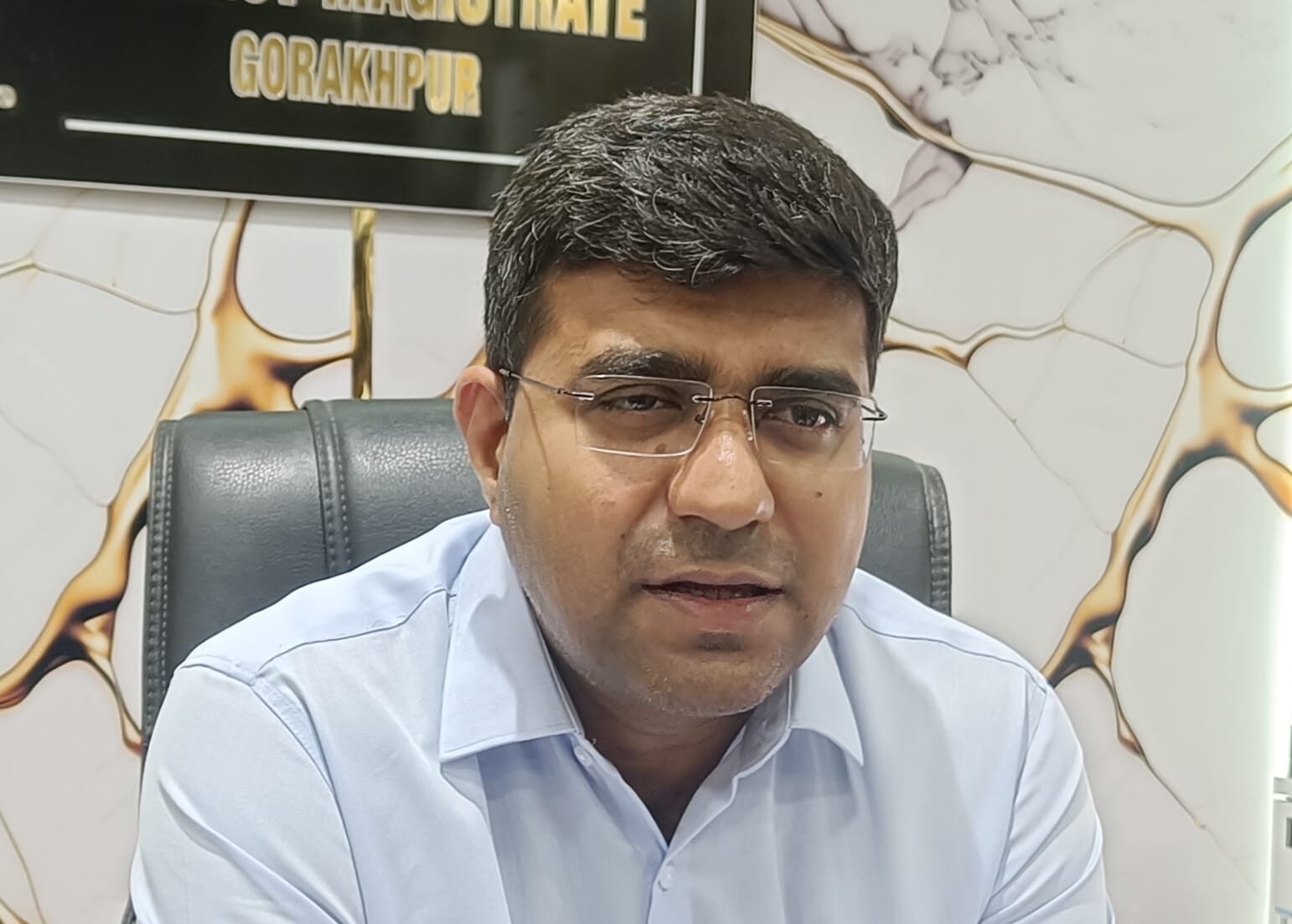 गोरखपुर में डीएम की जनसुनवाई में उमड़ी फरियादियों की भीड़, गैस एजेंसियों को सख्त चेतावनी