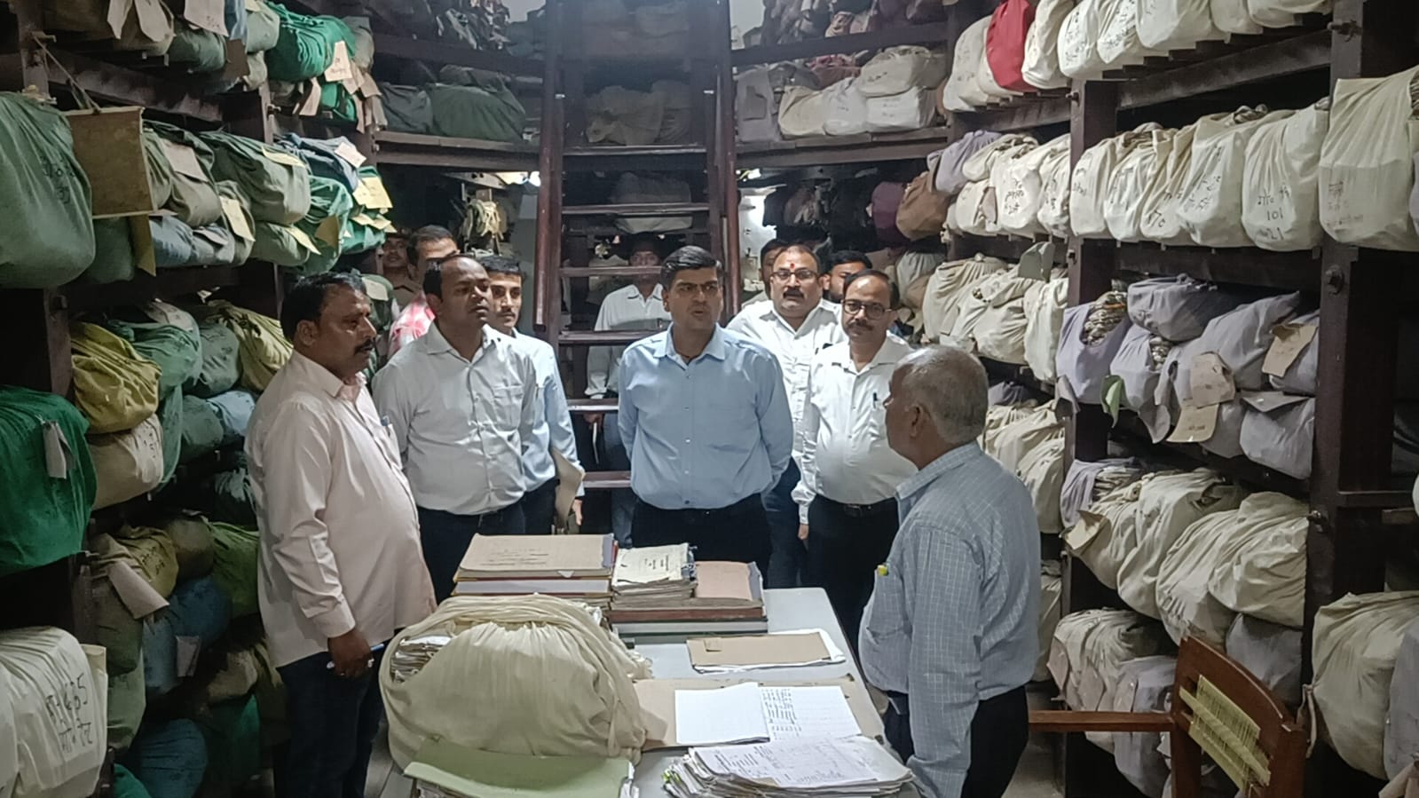 गोरखपुर के मंडलायुक्त अनिल ढींगरा अपने ही दफ्तर की जांच करने पहुंचे, फाइलों को देखकर जानें क्या कहा?