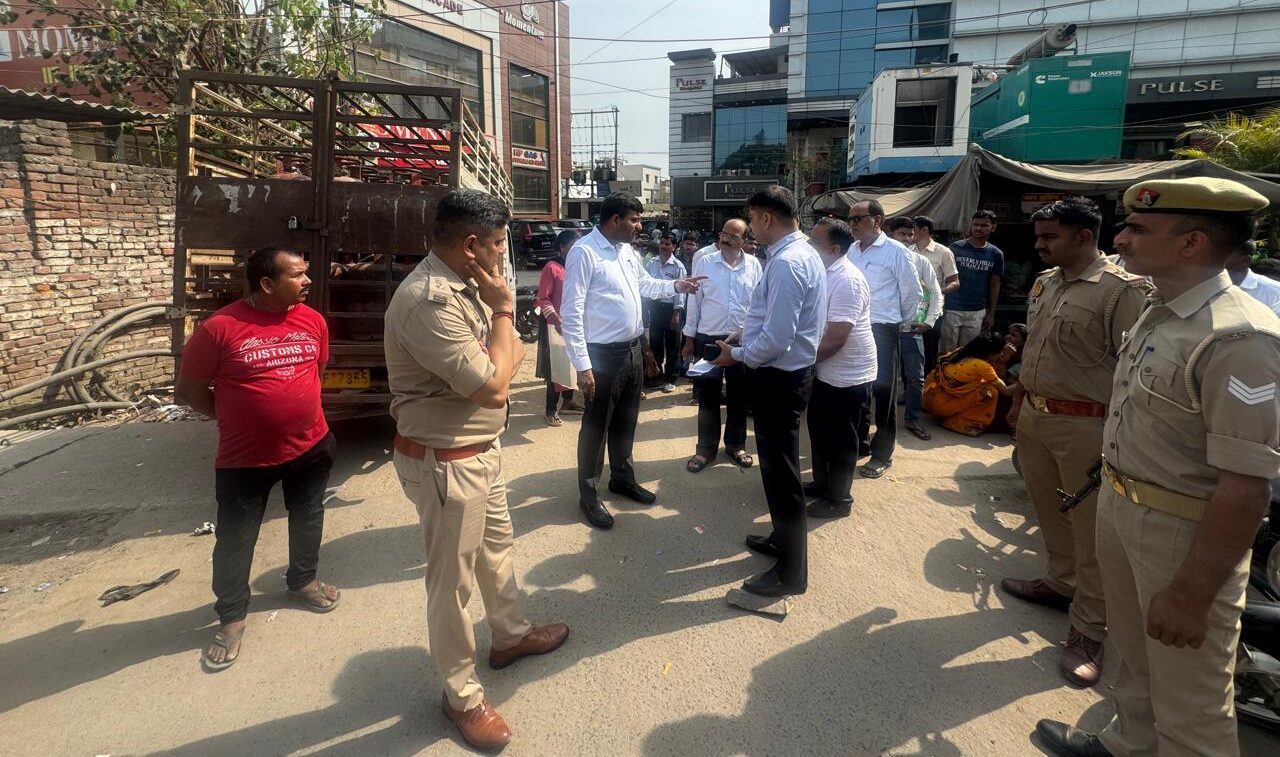 Gorakhpur News: गैस गोदाम पर अचानक पहुंचे DM और SSP, फिर जो हुआ उसने सबको चौंकाया