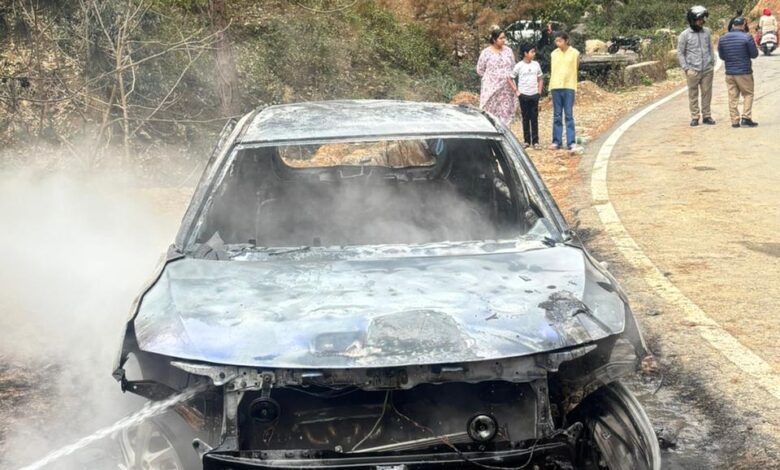 कैंची धाम मार्ग पर खड़ी कार अचानक लपटों में घिरी, श्रद्धालु की गाड़ी जलकर राख
