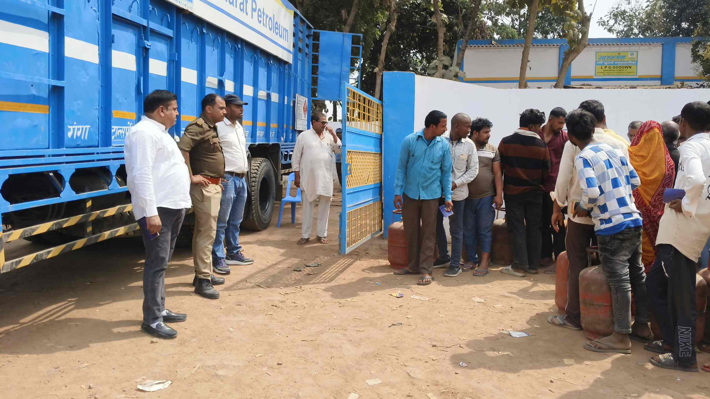 गोरखपुर में गैस सिलेंडर पहुंचते ही उपभोक्ताओं को मिली राहत, कड़ी मशक्कत के बाद मिली रसोई गैस