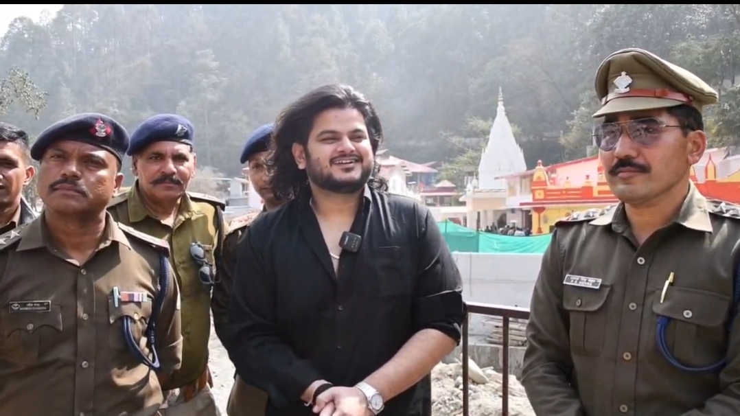 Bollywood Singer विशाल मिश्रा पहुंचे कैंची धाम, नीम करौली बाबा के दरबार में टेका माथा