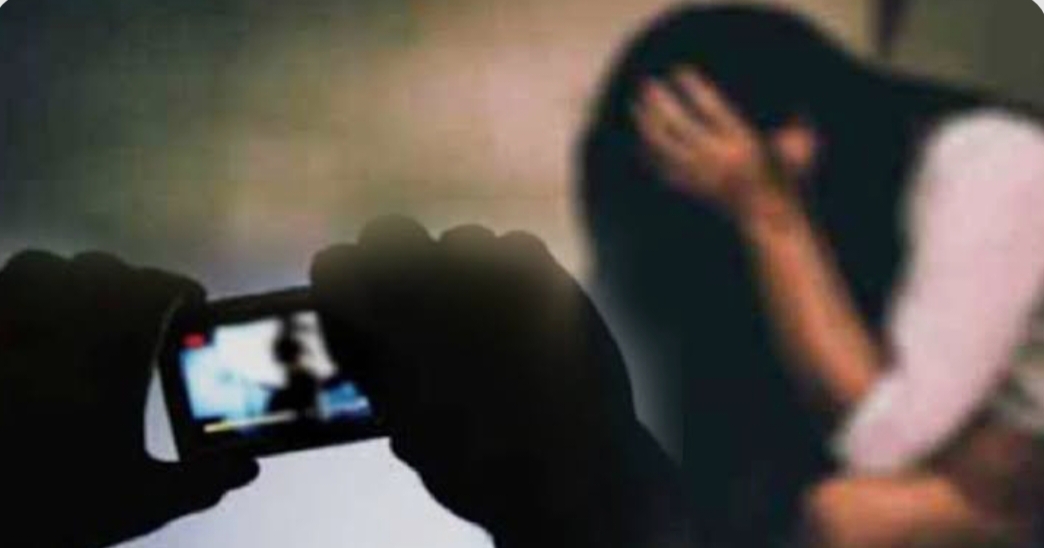 Gorakhpur : नहाते समय वीडियो बनाकर ब्लैकमेल: दो लाख रुपये और सोने की चेन लेने के बाद भी देता रहा धमकी, आरोपी पर केस दर्ज