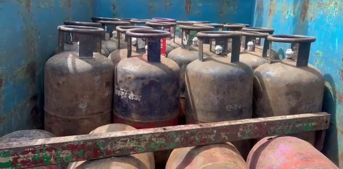 Nainital News: नैनीताल में पकड़ी गई पिकअप, सिलिंडर के रहस्य ने मचाई अफरा-तफरी