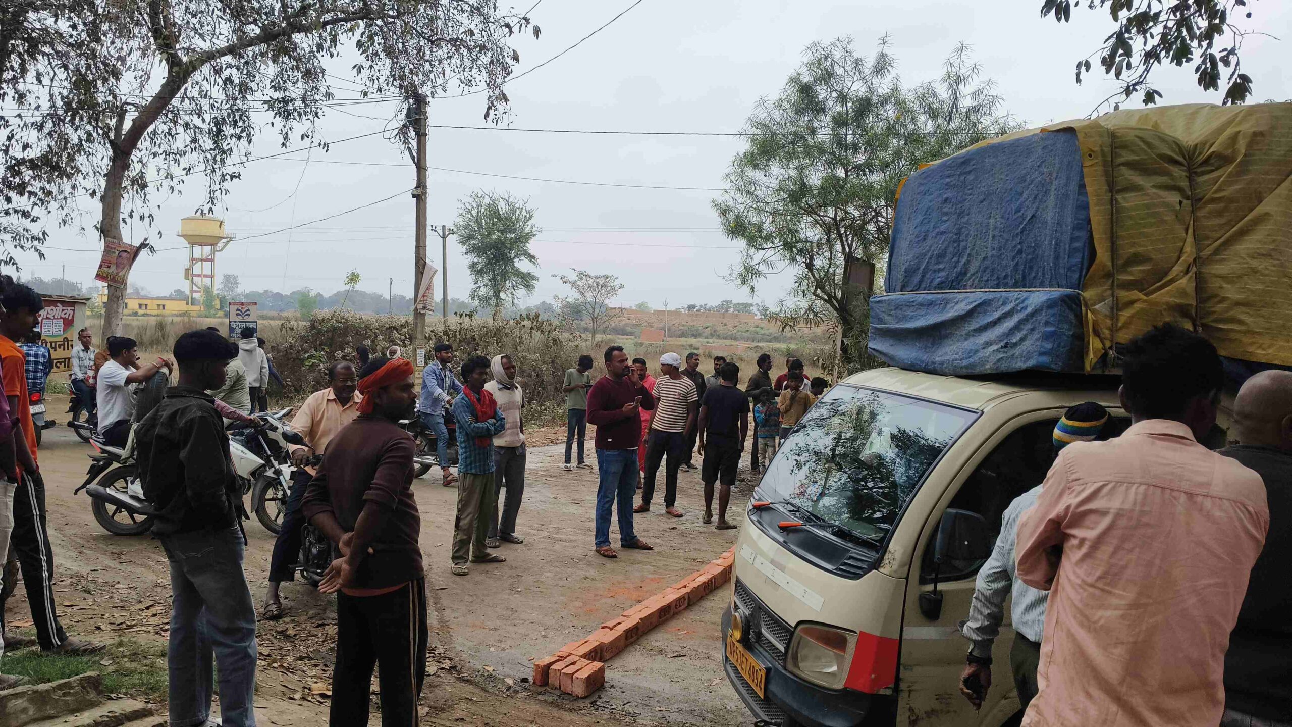गोरखपुर में कीचड़ बनी ‘मौत की सड़क’, नैपुरा मोड़ पर ग्रामीण राहगीरों का हंगामा
