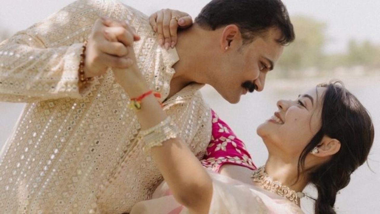 बाड़मेर में कृष्ण निवास पर बारात सभा की रस्म पूरी हुई, जहां से बारात जोधपुर के लिए रवाना हुई। कृष्णा बिश्नोई ने जोधपुरी सूट, पगड़ी और कृपाण के साथ पारंपरिक राजस्थानी लुक अपनाया, जिसमें काले चश्मे ने उनके अंदाज को और आकर्षक बना दिया। बाड़मेर में कृष्ण निवास पर बारात सभा की रस्म पूरी हुई, जहां से बारात जोधपुर के लिए रवाना हुई। कृष्णा बिश्नोई ने जोधपुरी सूट, पगड़ी और कृपाण के साथ पारंपरिक राजस्थानी लुक अपनाया, जिसमें काले चश्मे ने उनके अंदाज को और आकर्षक बना दिया।