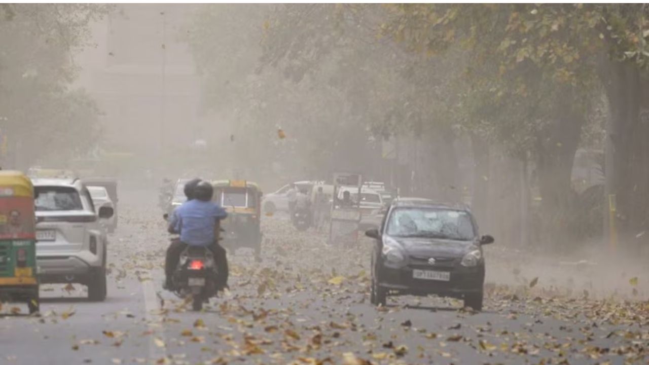 सक्रिय पश्चिमी विक्षोभ से बिगड़ा मौसम, कई राज्यों में आंधी-ओले की आशंका; जानिये आज का मौसम अपडेट