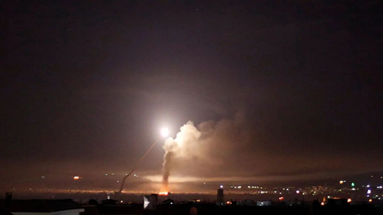Israel Strike in Syria: दक्षिणी सीरिया में कमांड सेंटर पर IDF का बड़ा हमला, कई सैन्य ठिकाने तबाह