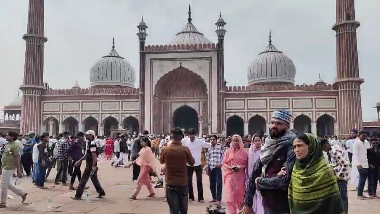 दिल्ली की जामा मस्जिद में ईद-उल-फितर पर उमड़ा जनसैलाब, हजारों ने अदा की नमाज; जानिये कुछ खास बातें