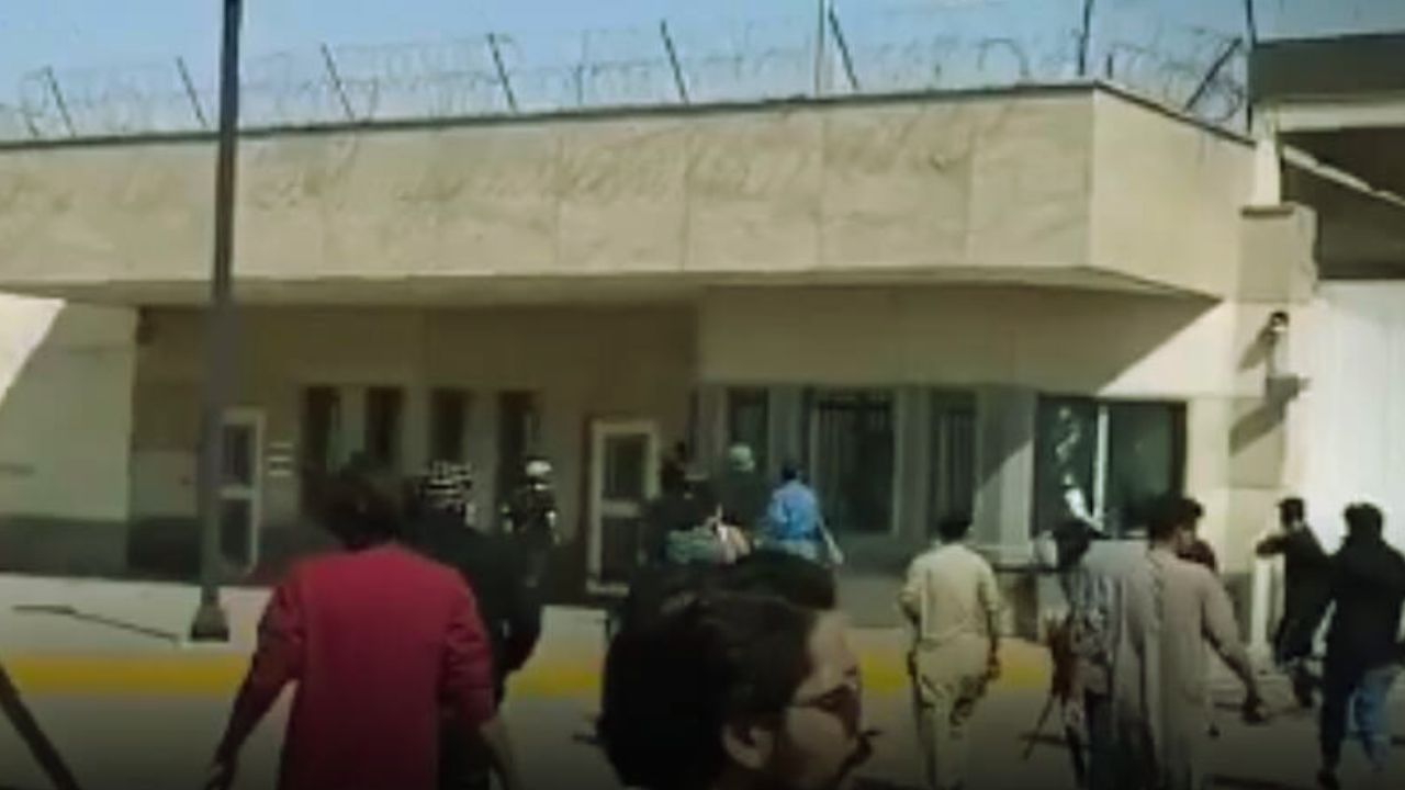 खामेनेई की मौत के बाद पाकिस्तान में भी हंगामा, अमेरिकी कॉन्सुलेट पर शिया प्रदर्शन में 8 की मौत; पढ़ें अपडेट