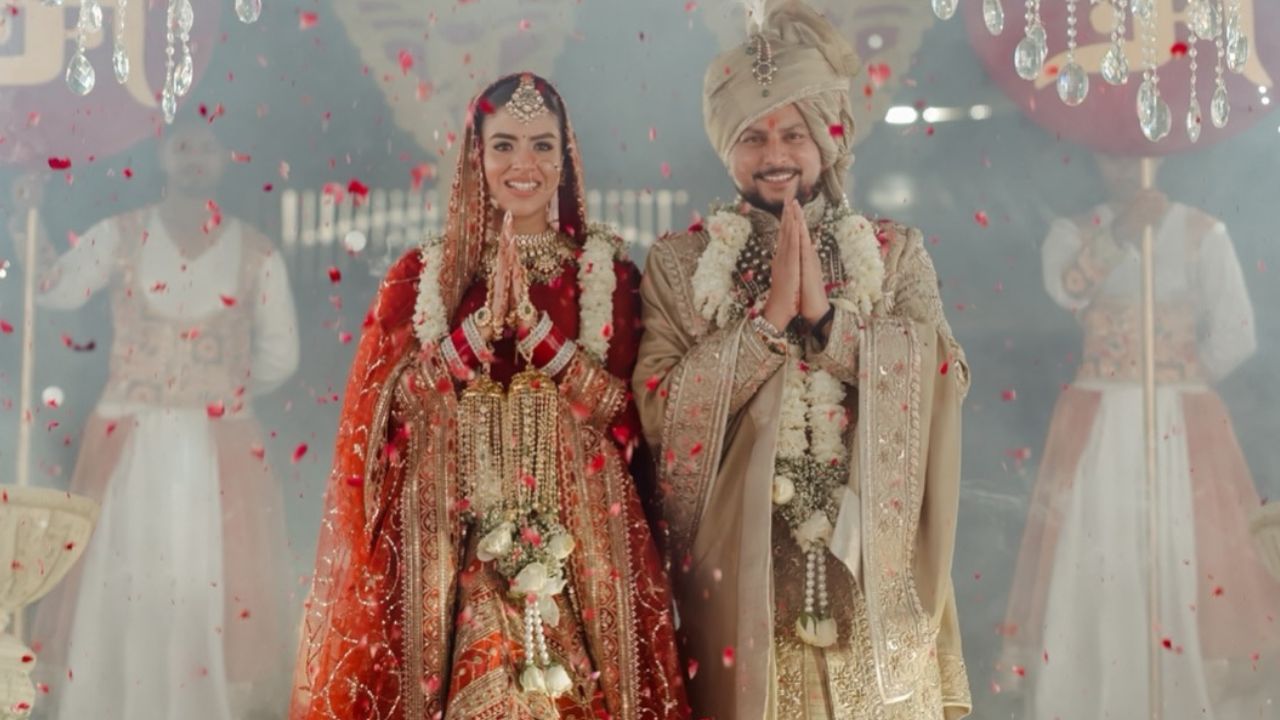 कुलदीप यादव और वंशिका चड्ढा की कहानी बचपन की दोस्ती से शुरू हुई थी। दोनों कानपुर में एक-दूसरे के करीब रहते थे। वंशिका एलआईसी में एडमिनिस्ट्रेटिव ऑफिसर हैं और जून 2025 में दोनों की सगाई हुई थी, जिसके बाद अब वे शादी के बंधन में बंध गए।(फोटो सोर्स- इंस्टाग्राम)