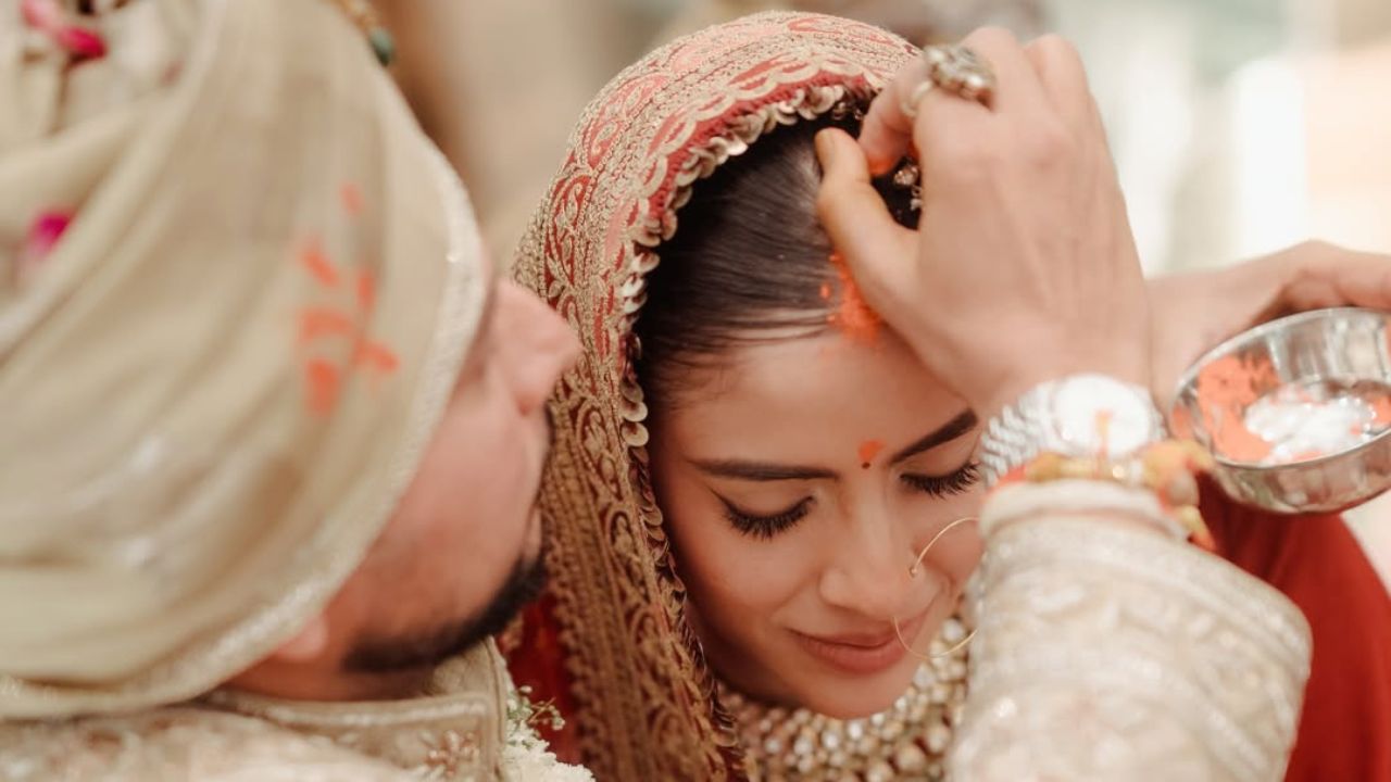 कुलदीप और वंशिका की शादी 14 मार्च 2026 को मसूरी में शाही अंदाज में हुई। समारोह Welcomhotel The Savoy में आयोजित किया गया, जिसमें परिवार और करीबी दोस्त शामिल हुए। शादी की तस्वीरों में वरमाला और सिंदूर जैसे खास पल कैद किए गए हैं।(फोटो सोर्स- इंस्टाग्राम)