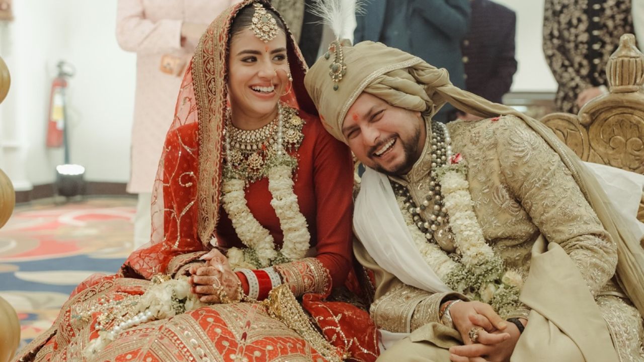 भारतीय क्रिकेटर कुलदीप यादव ने शादी के बाद पहली बार पत्नी वंशिका चड्ढा संग तस्वीरें शेयर कीं। उन्होंने 