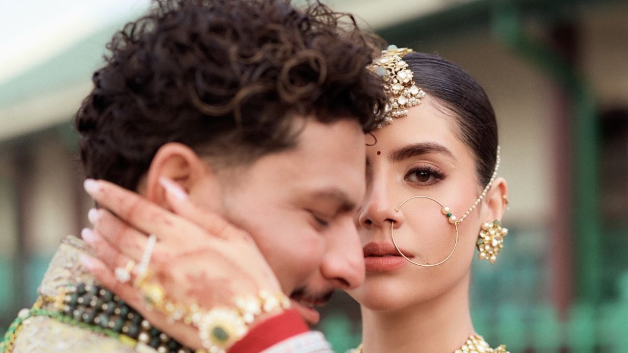 शादी के बाद 17 मार्च को लखनऊ में ग्रैंड रिसेप्शन आयोजित किया गया। यह कार्यक्रम The Centrum Hotel में हुआ, जहां कई खास मेहमान पहुंचे। रिसेप्शन में कपल का स्टाइलिश और शानदार अंदाज देखने को मिला।(फोटो सोर्स- इंस्टाग्राम)