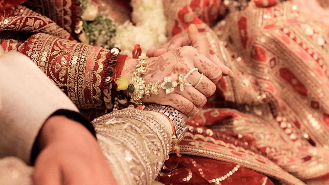 इस खास मौके पर कई क्रिकेट सितारों ने शिरकत की, जिनमें रिंकु सिंह, युजवेंद्र चहल, तिलक वर्मा और सुरेश रैना शामिल रहे। सभी ने कपल के साथ खुशी के पल साझा किए और सोशल मीडिया पर भी उन्हें बधाइयां दीं।(फोटो सोर्स- इंस्टाग्राम)