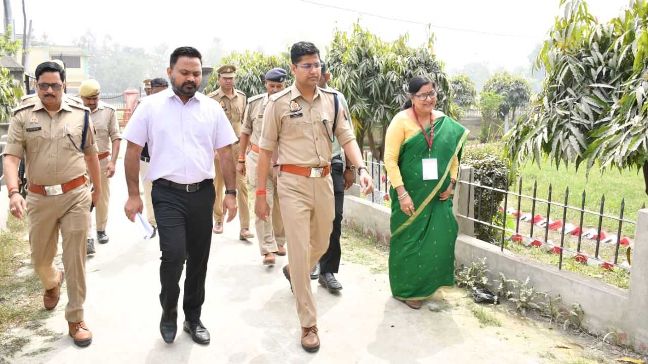 कुशीनगर में गैस और पेट्रोल सप्लाई पर प्रशासन सख्त, परीक्षा केंद्र पर अचानक पहुंचे डीएम