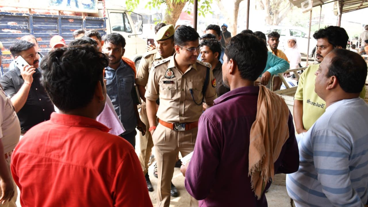 कुशीनगर में गैस और पेट्रोल सप्लाई पर प्रशासन सख्त, जिलाधिकारी ने किया आकस्मिक निरीक्षण