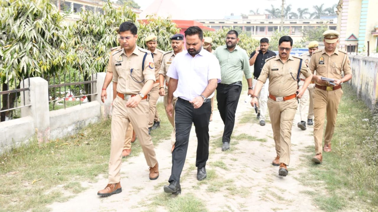 कुशीनगर में गैस और पेट्रोल सप्लाई पर प्रशासन सख्त, जिलाधिकारी ने किया आकस्मिक निरीक्षण