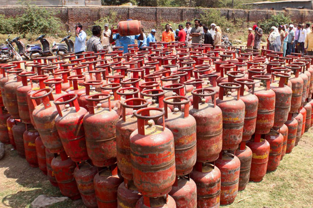LPG को लेकर बड़ी कार्रवाई: कालाबाजारी करने वालों पर शिकंजा, देशभर में छापेमारी और… पढ़ें पूरी खबर