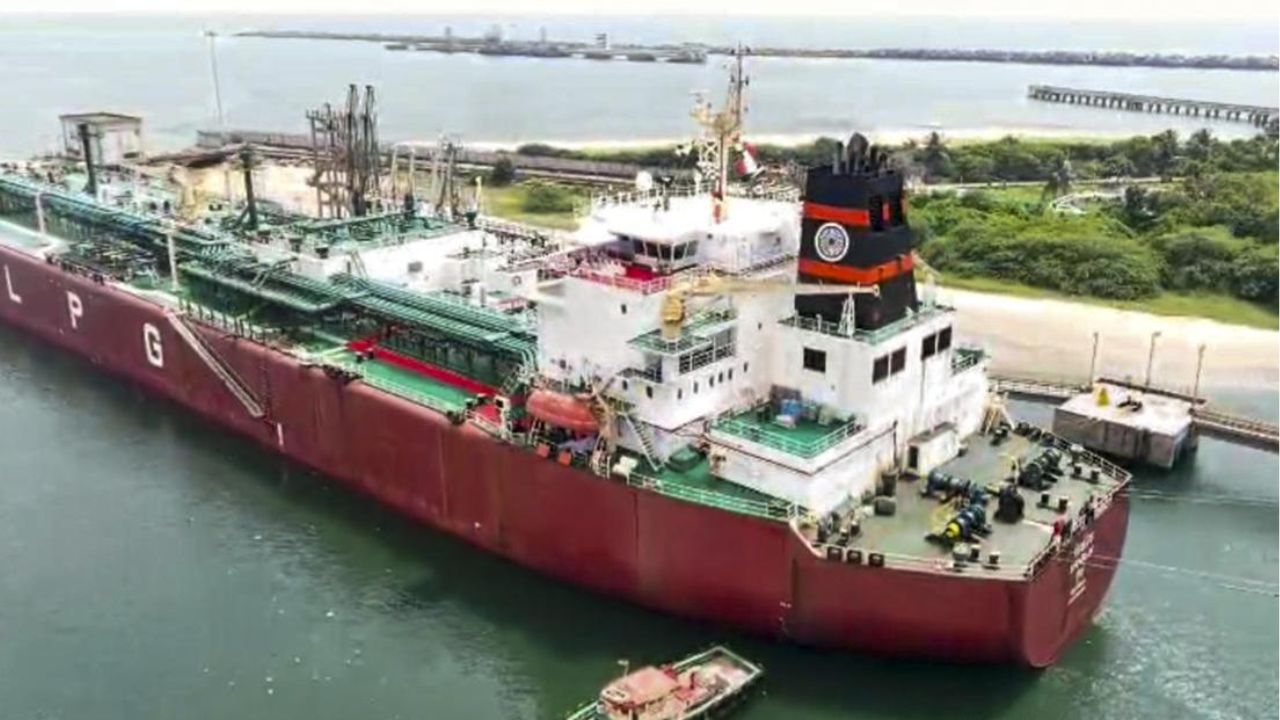 गैस संकट के बीच बड़ी राहत, भारत के दो LPG कैरियर सुरक्षित होर्मुज पार कर पहुंचे; जानें कितने टन गैस लेकर पहुंचेंगे देश