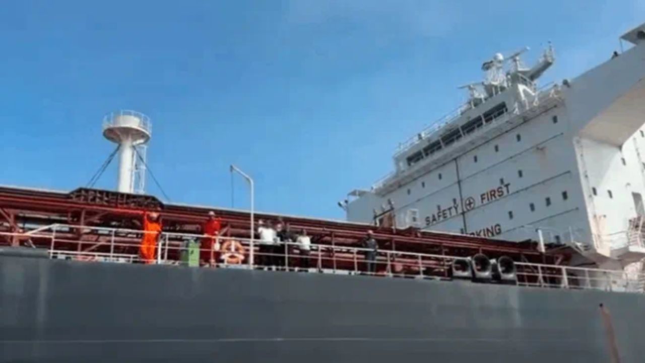 समुद्र के बीच ‘ऑपरेशन एलपीजी’, हाई अलर्ट में पोर्ट, 46,500 टन गैस लेकर पहुंचा जहाज; जानें जहाज से किचन तक कैसे पहुंचेगी गैस