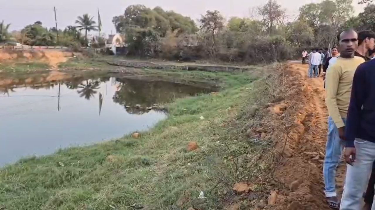 धनबाद में भू-माफियाओं की नजर अब गांव के तालाबों पर, ग्रामीणों ने एकजुट होकर रोका काम