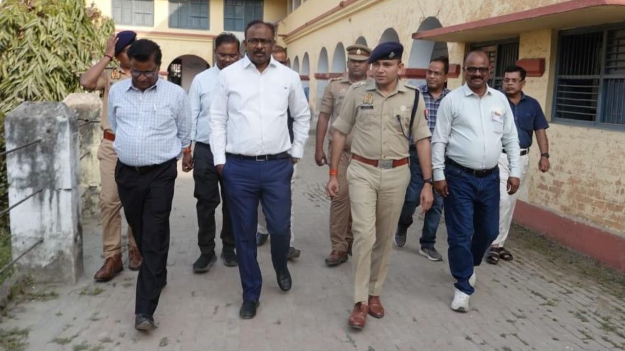 पुलिस भर्ती परीक्षा में इतने अभ्यर्थियों ने छोड़ी परीक्षा, डीएम-एसपी ने केंद्रों का किया निरीक्षण