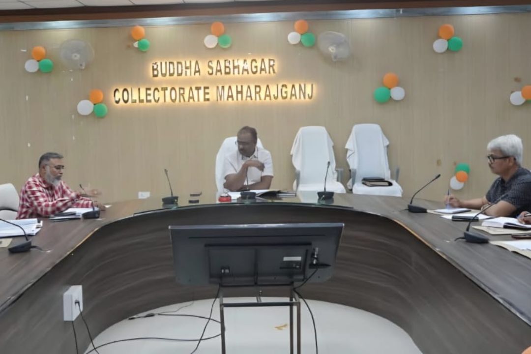 Maharajganj News: सड़क सुरक्षा पर डीएम का कड़ा रुख, हेलमेट-सीट बेल्ट न लगाने वालों की खैर नहीं