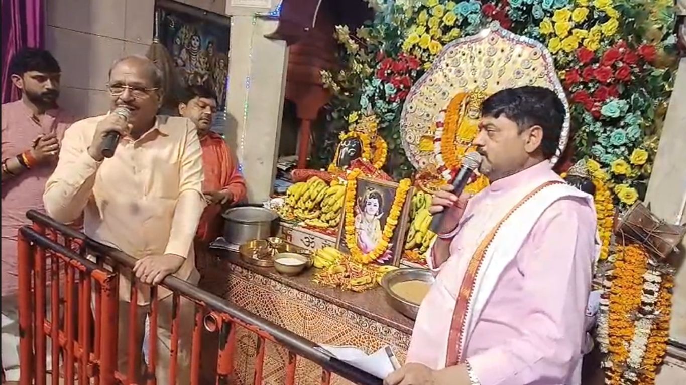 महराजगंज: रामनवमी पर दुर्गा मंदिर में भव्य आयोजन; पूर्व मंत्री सुशील कुमार टिबड़ेवाल ने की पूजा-अर्चना, उमड़ी भारी भीड़