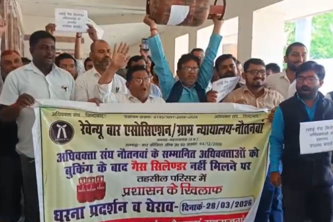Maharajganj News: गैस नहीं तो काम नहीं…नौतनवा तहसील में वकीलों का धरना, प्रशासन पर लगाए आरोप
