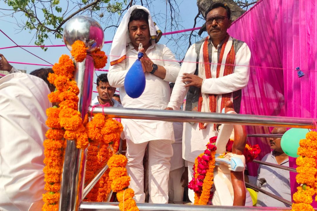 Maharajganj News: “वीर एकलव्य अमर रहें” के नारों से गूंजा बेलनहवा चौराहा… विधायक ने प्रतिमा का किया भव्य अनावरण