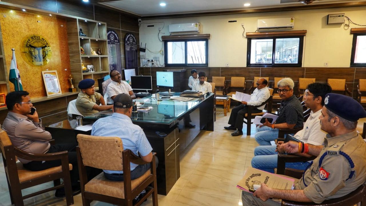 महराजगंज: जिलाधिकारी और एसपी ने दी सख्त चेतावनी, बोले- गैर वाणिज्यिक वाहनों से खनन सामग्री ढोना बर्दाश्त नहीं!