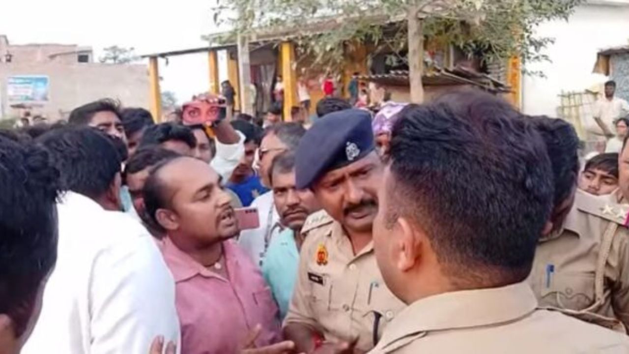 Maharajganj Road Accident: कार की टक्कर से अधेड़ की मौत, आक्रोशित ग्रामीणों ने शव रखकर किया चक्का जाम