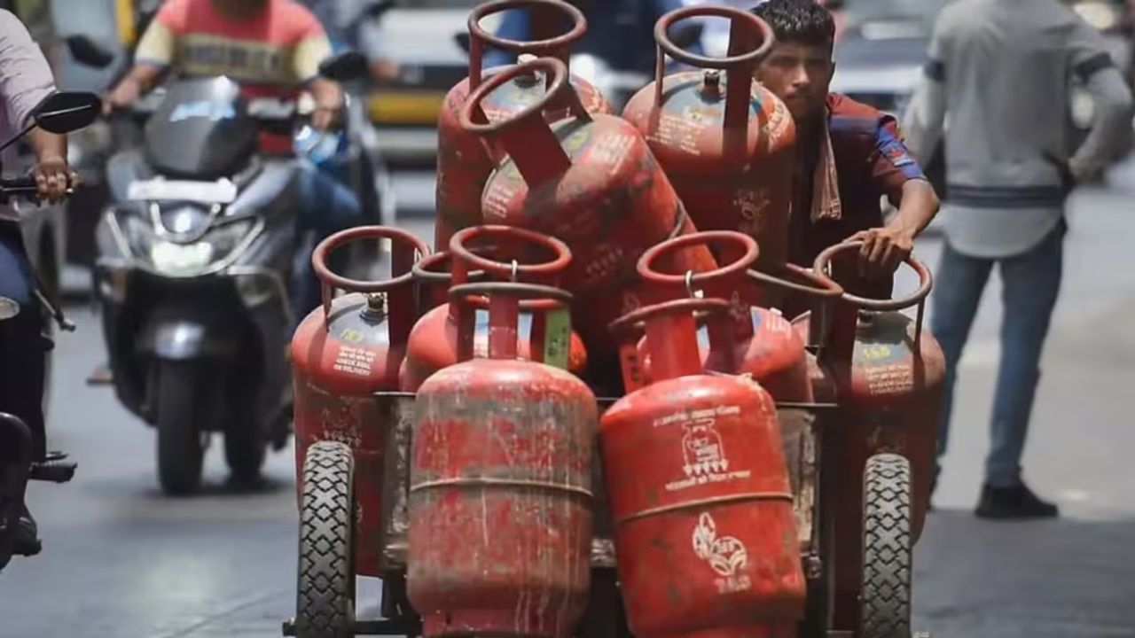 LPG Price Today: दिल्ली, मुंबई समेत आपके शहर में गैस सिलेंडर कितना हुआ महंगा? यहां चेक करें नई कीमतें
