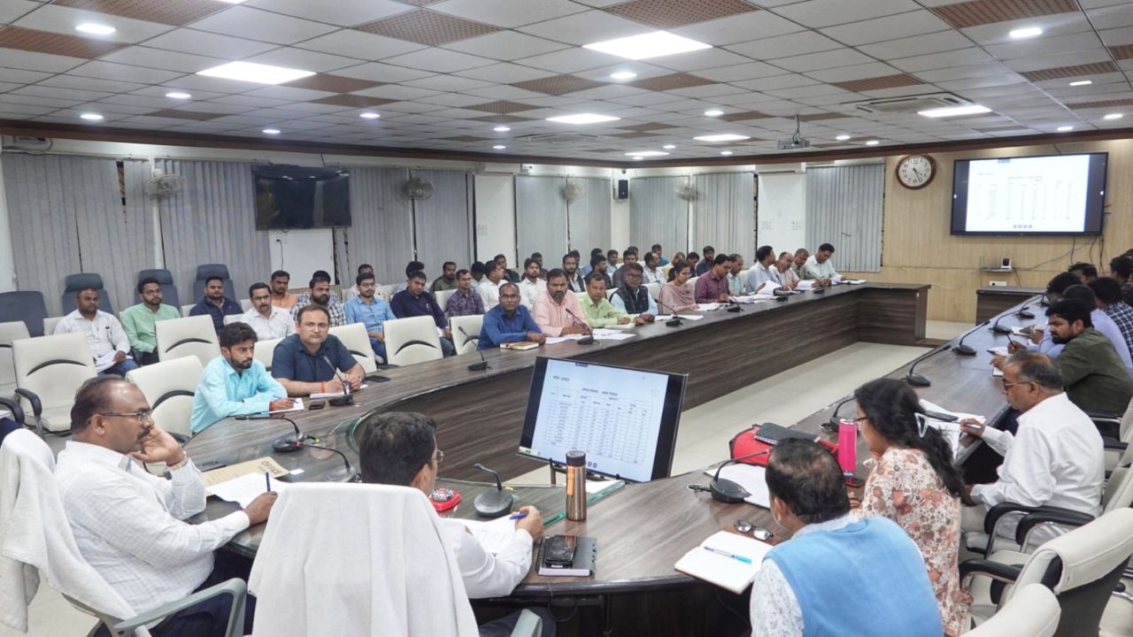 DPRO की शिकायत पर इस ब्लॉक के ADO पर लटकी सस्पेंशन की तलवार, डीएम ने अफसरों की लगाई क्लास