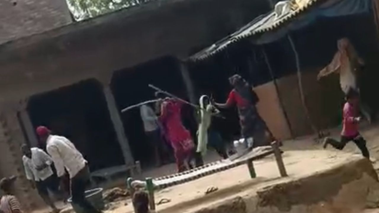 मैनपुरी में खुलेआम चली लाठियां, घर में घुसकर महिलाओं तक को पीटा, Video Viral