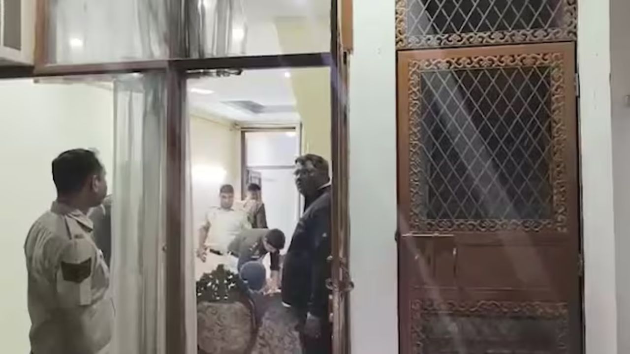 Delhi Double Murder: मालवीय नगर में डबल मर्डर से सनसनी, मां ने दो बेटियों की हत्या के बाद किया ये घिनौना काम