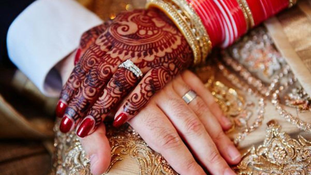 Maharajganj: सामूहिक विवाह कार्यक्रम में गड़बड़ी का आरोप, एपीओ पर गिरी गाज, 3 दिन में जांच रिपोर्ट से खुलेंगे राज