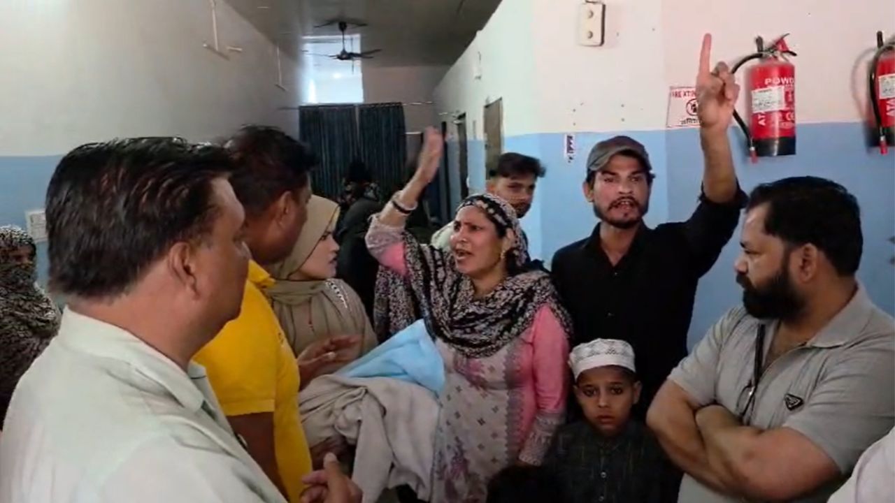 मुजफ्फरनगर में 8 दिन के मासूम की मौत पर बवाल, अस्पताल में परिजनों का हंगामा, डॉक्टरों पर लगाये ये गंभीर आरोप