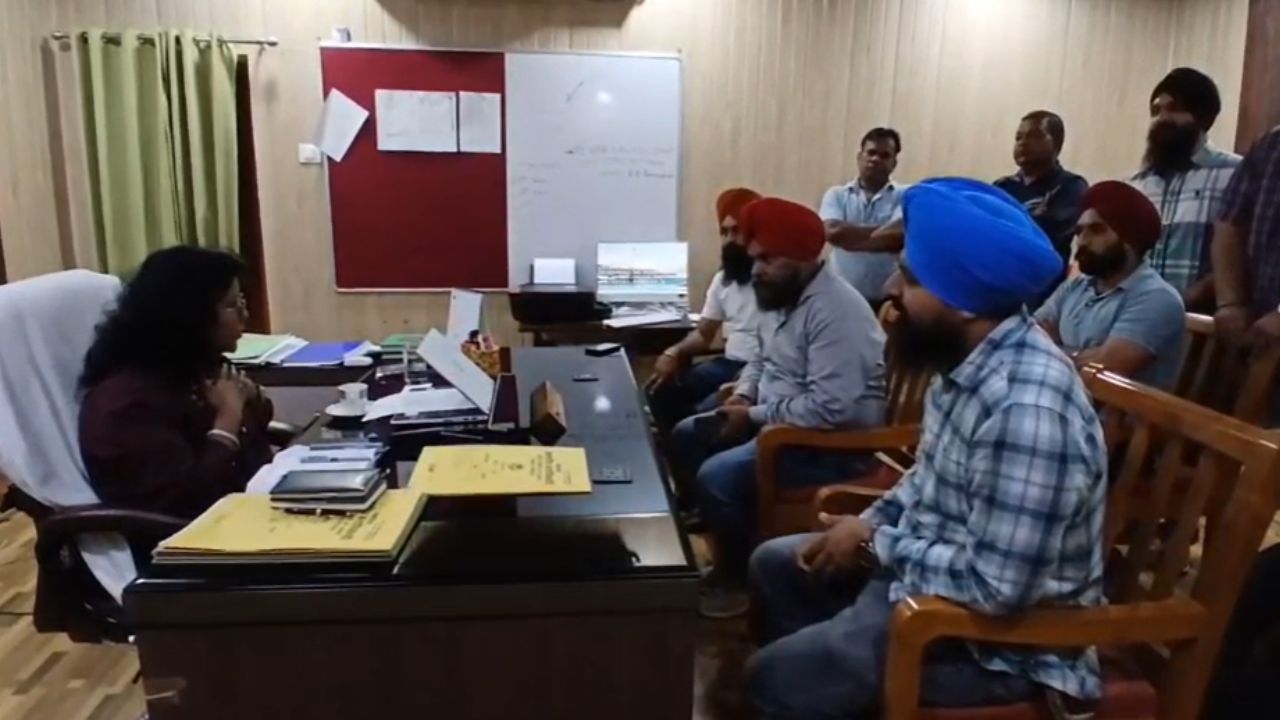 रामनगर के ट्रांसपोर्टों ने किया SDO और DLM का घेराव, तुगलकी फरमान के लिये आक्रोश, जानिये कोसी नदी से जुड़ा पूरा मामला