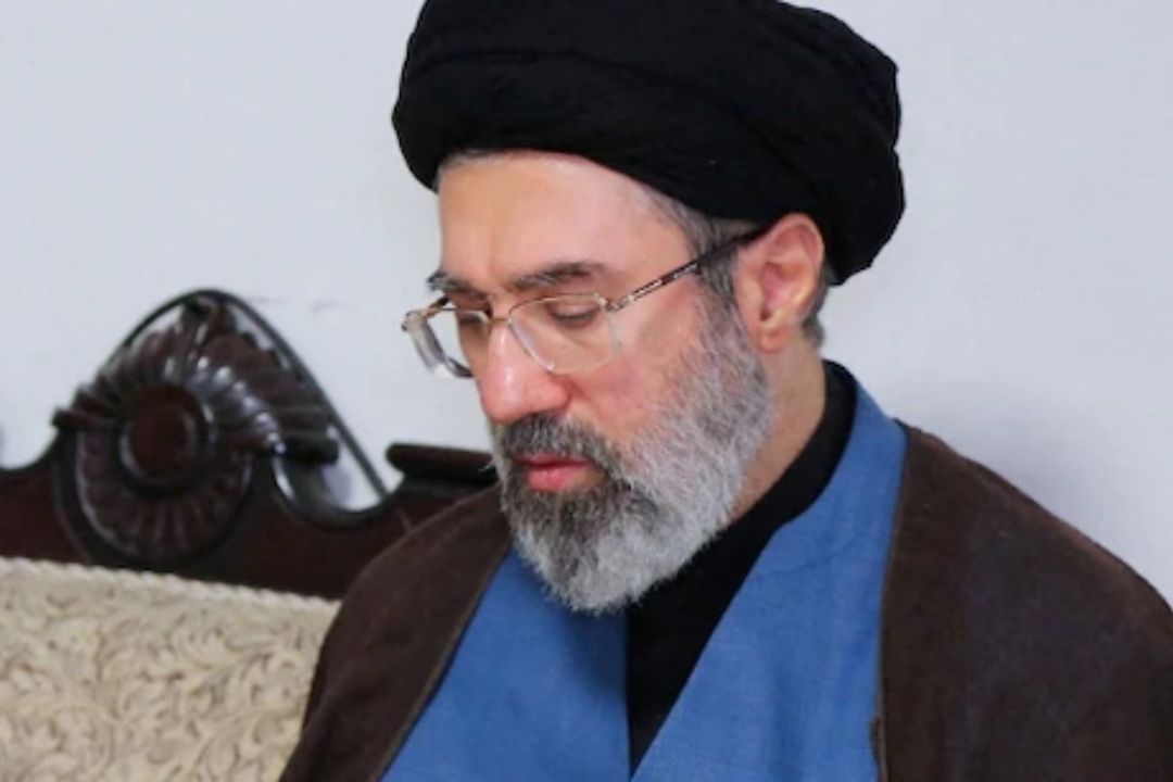 ईरान में नया सुप्रीम लीडर, लेकिन सड़कों पर विरोध- महिलाओं ने लगाए ‘मोज्तबा मुर्दाबाद’ के नारे