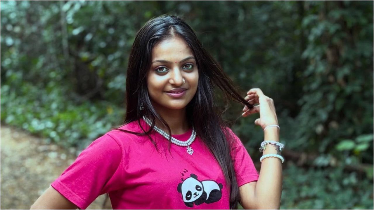 वायरल होने के बाद मोनालिसा की किस्मत ने ऐसा मोड़ लिया जिसकी शायद उन्होंने कल्पना भी नहीं की थी। फिल्म निर्देशक सनोज मिश्रा ने उन्हें अपनी फिल्म “द डायरी ऑफ मणिपुर” में काम करने का ऑफर दिया। इस फिल्म का ट्रेलर भी रिलीज हो चुका है और मोनालिसा अब एक उभरती हुई अभिनेत्री के रूप में चर्चा में हैं।