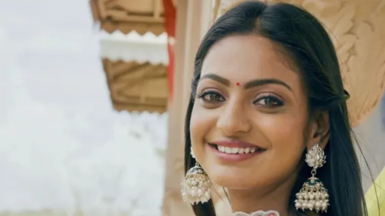 एक साल के भीतर मोनालिसा का जबरदस्त ट्रांसफॉर्मेशन देखने को मिला है। कभी कुंभ मेले में माला बेचने वाली लड़की अब ग्लैमरस लुक में नजर आ रही है। सोशल मीडिया पर उनके नए फोटोशूट और वीडियो तेजी से वायरल हो रहे हैं, जिनमें उनका बदला हुआ स्टाइल लोगों को हैरान कर रहा है। 